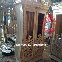 Almari Kaca Hias Biola Karya Jepara