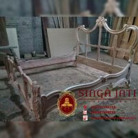 Tempat Tidur Racoco Minimalis Mewah Warna Putih